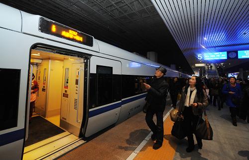 12月28日,旅客在成都火車東站準(zhǔn)備登上新開通的成都東至利川的D2262次動車。新華社記者 薛玉斌 攝