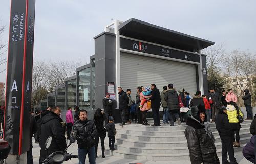 12月28日,鄭州市民在燕莊地鐵站等待地鐵站大門開啟。當(dāng)日12時(shí),鄭州地鐵1號線一期工程開通運(yùn)營,這標(biāo)志著河南省鄭州市迎來了“地鐵時(shí)代”。鄭州地鐵1號線一期工程起于西流湖站,終于體育中心站,線路長26.2公里,均為地下線,設(shè)站20座。新華社記者 趙鵬 攝