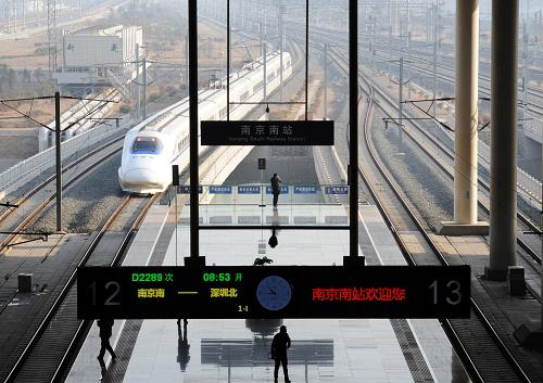 12月28日,首趟從南京開往深圳的D2289次動車組列車在南京南站發(fā)車。當(dāng)日,中國鐵路總公司實(shí)施新的列車運(yùn)行圖,南京至深圳動車組列車、南京至東北方向高鐵列車在南京南站首次開行。其中,南京南站始發(fā)開往深圳北站的動車組列車沿途停靠杭州東、寧波、福州南、廈門北、汕尾等站,行程12小時(shí)52分鐘,比原有普速列車節(jié)省運(yùn)行時(shí)間近12小時(shí)。南京至東北方向(哈爾濱、長春、沈陽、大連)高鐵列車全部朝發(fā)夕至,其中到沈陽最快運(yùn)行時(shí)間僅7小時(shí)52分。新華社記者 孫參 攝