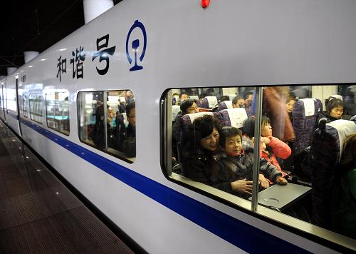 12月28日,旅客在南京南站乘坐開往深圳的D2289次動車組列車。新華社記者 孫參 攝