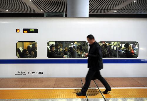 12月28日,旅客在南京南站乘坐開往深圳的D2289次動車組列車。新華社記者 孫參 攝