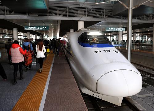 12月28日,旅客在南京南站乘坐開往深圳的D2289次動車組列車。新華社記者 孫參 攝