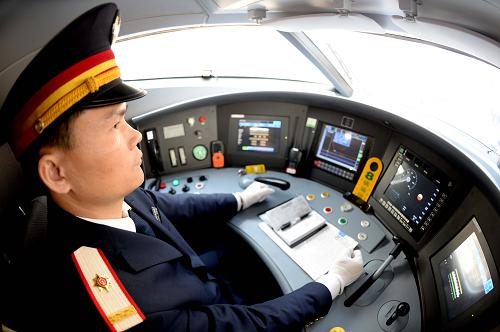 12月30日,在南寧火車站,一位司機(jī)在動車組開行前做最后準(zhǔn)備。新華社記者 周華 攝