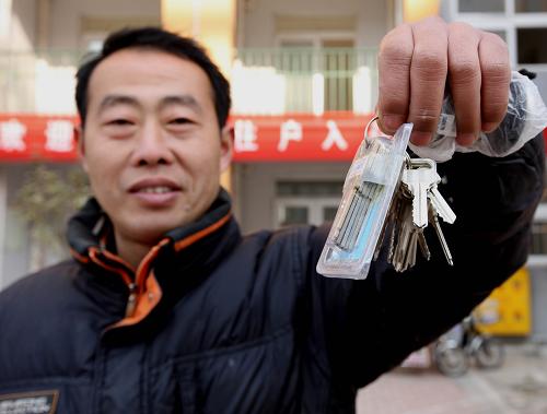1月2日,在安徽省亳州市蒙城縣金蟾保障房小區(qū),一名住戶在展示他剛領(lǐng)取的公租房鑰匙。當日,安徽省亳州市蒙城縣150戶通過公開搖號獲得保障性住房資格的住戶在金蟾保障房小區(qū)現(xiàn)場集中辦理相關(guān)手續(xù)后領(lǐng)到了保障性住房的鑰匙,有望在春節(jié)搬遷入住。據(jù)蒙城縣保障性住房辦公室介紹,2013年蒙城縣通過電腦公開搖號的形式共完成保障性住房實物配租1009戶。新華社發(fā)(胡衛(wèi)國 攝)