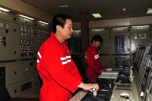 1月6日,“雪龍”號(hào)輪機(jī)長(zhǎng)吳?。ㄗ螅┖腿茌喞钗拿鳎ㄓ遥┰跈C(jī)艙集控室。新華社記者 張建松 攝