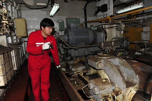 1月6日,“雪龍”號(hào)三管輪李文明在機(jī)艙巡檢舵機(jī)。新華社記者 張建松 攝