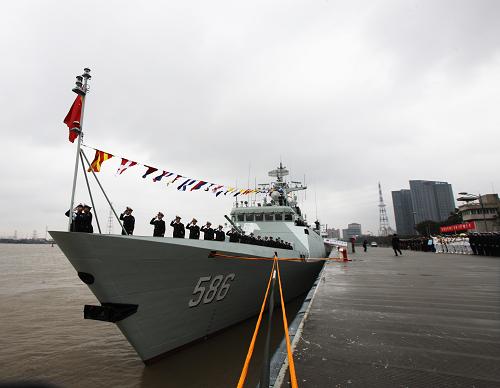 這是1月8日拍攝的某新型導(dǎo)彈護(hù)衛(wèi)艦吉安艦入列命名授旗儀式現(xiàn)場(chǎng)。當(dāng)日,海軍某新型導(dǎo)彈護(hù)衛(wèi)艦——吉安艦在上海舉行入列命名授旗儀式,正式加入人民海軍戰(zhàn)斗序列。吉安艦是我國(guó)自行研制設(shè)計(jì)生產(chǎn)的新一代輕型導(dǎo)彈護(hù)衛(wèi)艦,舷號(hào)586。交付東海艦隊(duì)某水警區(qū)后,主要擔(dān)負(fù)巡邏警戒護(hù)航、單獨(dú)或協(xié)同其它兵力執(zhí)行反潛作戰(zhàn)、對(duì)海作戰(zhàn)等使命任務(wù)。新華社發(fā)(代宗鋒 攝)