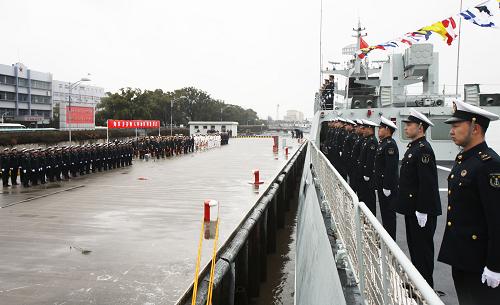 這是1月8日拍攝的某新型導(dǎo)彈護(hù)衛(wèi)艦吉安艦入列命名授旗儀式現(xiàn)場(chǎng)。新華社發(fā)(代宗鋒 攝)