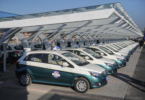 停放在北京順義區(qū)新能源電動出租車運營中心的電動出租車(1月8日攝)。新華社記者 羅曉光 攝