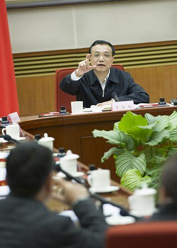 1月17日,國務(wù)院總理李克強在北京中南海主持召開座談會,聽取教育、科技、文化、衛(wèi)生、體育界人士和基層群眾代表對《政府工作報告(征求意見稿)》的意見和建議。新華社記者 黃敬文 攝
