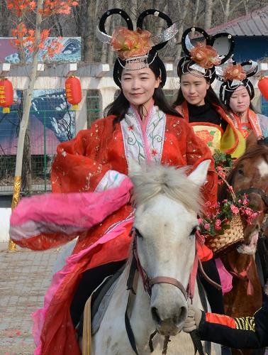 1月26日,“春姑娘”騎馬在廟會(huì)上巡游。新華社記者 王頌 攝