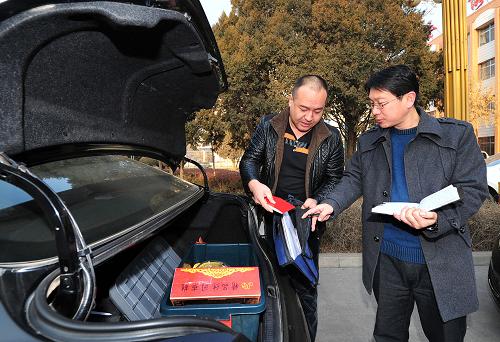 1月27日,在賀蘭縣一機關(guān)單位的停車場內(nèi),紀(jì)委監(jiān)察局的執(zhí)法人員在檢查一公務(wù)車輛的后備箱內(nèi)是否裝有禮品。新華社記者 彭昭之 攝
