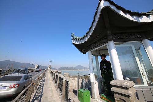 1月30日,武警浙江總隊(duì)杭州支隊(duì)的錢(qián)塘江守橋戰(zhàn)士在公路橋站崗執(zhí)勤。新華社發(fā)(郭廣杰 攝)