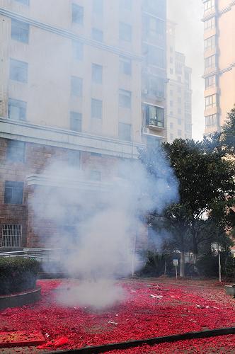 在江西省南昌市某小區(qū),一串爆竹在燃放時(shí)硝煙彌漫。新華社記者 彭昭之 攝