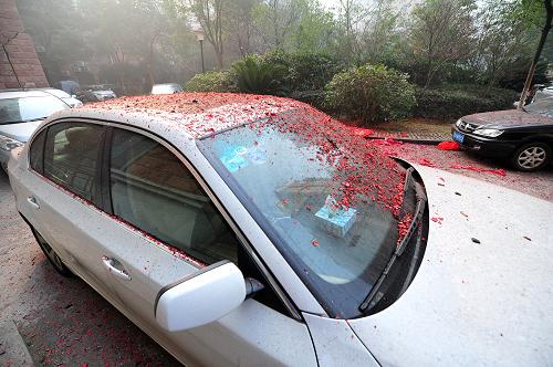 在江西省南昌市某小區(qū),汽車(chē)車(chē)頂滿是鞭炮碎屑。新華社記者 彭昭之 攝