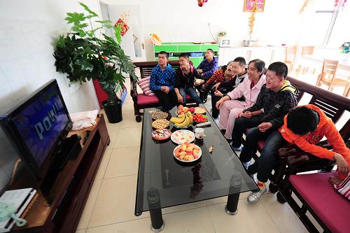 1月31日,西寧市兒童福利院工作人員李玉香和她照顧的孩子們在一起看電視。當日是農(nóng)歷大年初一,青海省西寧市兒童福利院專門為孩子們準備了餃子和新年禮物,讓他們高高興興地過一個新年。新華社發(fā)(李少鵬 攝)