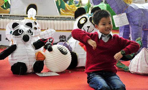 2月2日,一名小男孩在圓仔花燈前拍照。新華社發(fā)(吳景騰 攝)