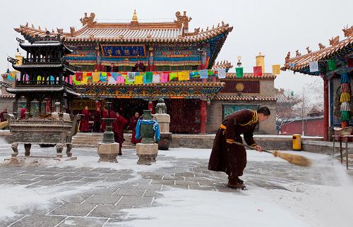 2月7日,呼和浩特大召寺的僧人在清掃積雪。當(dāng)日,呼和浩特市降下了馬年首場(chǎng)雪,當(dāng)?shù)氐墓诺浣ㄖ⑿麓夯襞c瑞雪相映成景。新華社發(fā)(丁根厚 攝)