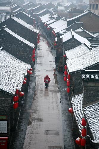 2月7日,揚(yáng)州東關(guān)古街被白雪覆蓋。當(dāng)日,古城江蘇揚(yáng)州降下馬年第一場(chǎng)雪,古老的建筑在瑞雪映襯下韻味十足。新華社發(fā)(崔根元 攝)