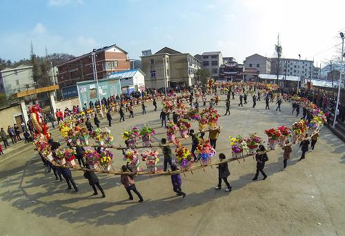 2月11日,浦江縣白馬鎮(zhèn)旌塢村百姓在村里的廣場上舞動板凳龍。當(dāng)天共有三條板凳龍?jiān)诖謇?#8220;鬧元宵”。新華社記者 徐昱 攝