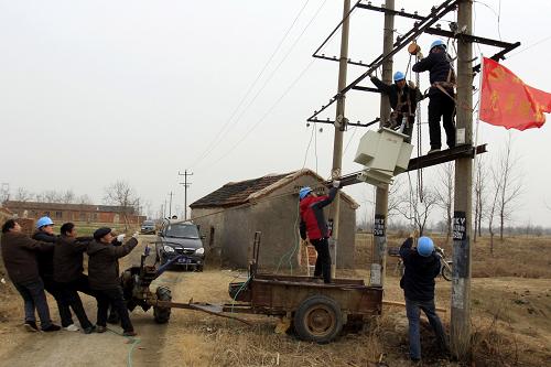 2月12日,安徽省蚌埠供電公司秦集供電所黨員服務(wù)隊(duì)在秦集鎮(zhèn)大孔村抽水站更換變壓器。 面對(duì)50年來(lái)最嚴(yán)重的秋冬春連旱,蚌埠供電公司組織20支黨員服務(wù)隊(duì),深入田間地頭,幫助農(nóng)民架設(shè)抗旱臨時(shí)電路、檢修抗旱用電設(shè)備。截至當(dāng)日,蚌埠供電公司已累計(jì)幫助農(nóng)民安裝抗旱機(jī)電360多套,檢修高低壓線路187公里,新建高低壓線路63.7公里。 新華社發(fā)(牛路 攝)