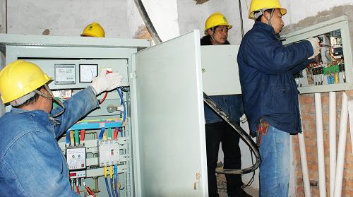 2月13日,河南安陽(yáng)市湯陰縣電力抗旱突擊隊(duì)員在伏道鄉(xiāng)小寺臺(tái)村檢查電力設(shè)施。 連日來(lái),湯陰縣電業(yè)局積極組織抗旱保電黨員突擊隊(duì)、工人先鋒號(hào)、青年志愿者服務(wù)隊(duì)等12支小分隊(duì),深入田間地頭,指導(dǎo)抗旱用電安全、幫助架設(shè)抗旱臨時(shí)線路、檢修抗旱電力設(shè)備,全力支持抗旱保苗。 新華社發(fā)(張志勇 攝)