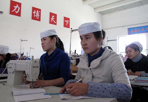 2月12日,一些青年農(nóng)民在學(xué)習(xí)縫紉技術(shù)。 去冬今春以來,財(cái)力并不寬裕的新疆伊寧縣斥資1500萬元,對(duì)6000名18至35歲的農(nóng)村富余勞動(dòng)力、初高中畢業(yè)生、城鎮(zhèn)失業(yè)人員和大中專畢業(yè)生進(jìn)行培訓(xùn),其中絕大部分為尚無一技之長的農(nóng)村青年。 伊寧縣計(jì)劃通過政府買單送“絕活”的方式,讓富余勞動(dòng)力變成擁有一技之長的“新農(nóng)民”,同時(shí)政府還將幫助他們找到就業(yè)崗位。 新華社記者賀占軍攝