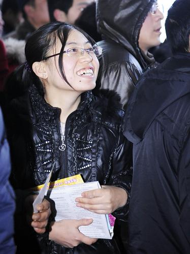 2月15日,一位農(nóng)民工家屬在現(xiàn)場查看崗位介紹。 當日,以“提升技能,溫暖就業(yè)”為主題的吉林省2011年“春風行動”在德惠市啟動,千名農(nóng)民在現(xiàn)場百余家企業(yè)提供的崗位中尋找就業(yè)機會。吉林省各地將集中未來兩個月的時間為農(nóng)民工送信息、送技能、送崗位,優(yōu)化就業(yè)環(huán)境,搞好就業(yè)維權(quán)服務(wù)。 新華社記者 王昊飛攝