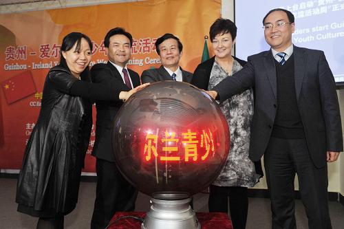 2月17日,愛爾蘭瑪格恩中學(xué)校長杰克奇·迪倫(右二)和中方代表一起啟動(dòng)“中歐青年交流年”貴州活動(dòng)。 當(dāng)日上午,2011“中歐青年交流年”貴州活動(dòng)在貴陽市CC英語學(xué)校正式啟動(dòng),22名愛爾蘭青少年和中國學(xué)生在現(xiàn)場結(jié)成手拉手友好伙伴。據(jù)悉,本次活動(dòng)將以“國家形象·貴州面孔·青年風(fēng)采”為主題。在貴州期間,歐洲青年代表將走進(jìn)貴州農(nóng)村、學(xué)校、企業(yè)和普通市民家庭,近距離、全方位了解貴州的民俗文化、原生態(tài)的旅游資源、礦產(chǎn)資源以及貴州經(jīng)濟(jì)社會(huì)發(fā)展的現(xiàn)狀。 新華社記者 歐東衢攝
