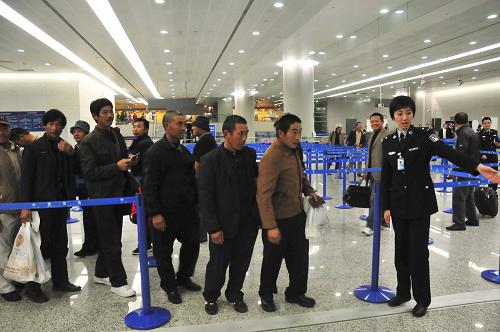 2月24日下午,40名從利比亞撤至埃及的中國(guó)公民搭乘卡塔爾航空公司的航班安全抵達(dá)上海浦東國(guó)際機(jī)場(chǎng)。新華社發(fā)(楊夏杰 攝)