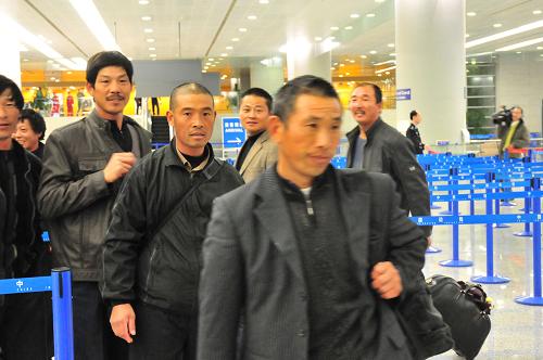 2月24日下午,40名從利比亞撤至埃及的中國(guó)公民搭乘卡塔爾航空公司的航班安全抵達(dá)上海浦東國(guó)際機(jī)場(chǎng)。新華社發(fā)(楊夏杰 攝)