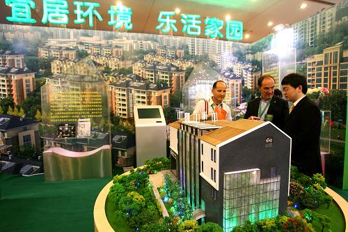 第七屆國際綠色建筑與建筑節(jié)能大會(huì)在京開幕 3月28日,參展工作人員在博覽會(huì)上向兩位外國觀眾介紹低碳生態(tài)家園。 當(dāng)日,第七屆國際綠色建筑與建筑節(jié)能大會(huì)暨新技術(shù)與產(chǎn)品博覽會(huì)在北京國際會(huì)議中心開幕,來自國內(nèi)外的上百家知名企業(yè)展示了低碳社區(qū)與綠色建筑等方面的最新技術(shù)與產(chǎn)品。 新華社發(fā)(趙冰 攝)