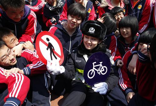 3月28日,遼寧省沈陽(yáng)市交警支隊(duì)和平一大隊(duì)的交警在沈陽(yáng)市第38中學(xué)校園向師生傳授交通安全知識(shí)。 全國(guó)中小學(xué)生安全教育日到來之際,沈陽(yáng)市交警支隊(duì)和平一大隊(duì)的交警走進(jìn)沈陽(yáng)市第38中學(xué),為該校800余名師生上了一堂生動(dòng)的交通安全知識(shí)課。 新華社發(fā)(萬重 攝)