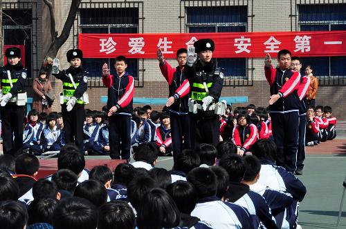3月28日,遼寧省沈陽(yáng)市交警支隊(duì)和平一大隊(duì)的交警在沈陽(yáng)市第38中學(xué)校園向師生傳授交通安全知識(shí)。 全國(guó)中小學(xué)生安全教育日到來之際,沈陽(yáng)市交警支隊(duì)和平一大隊(duì)的交警走進(jìn)沈陽(yáng)市第38中學(xué),為該校800余名師生上了一堂生動(dòng)的交通安全知識(shí)課。 新華社發(fā)(萬重 攝)