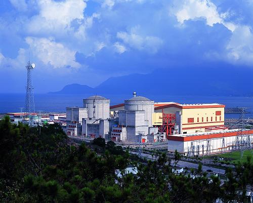 專家:五道屏障護(hù)衛(wèi)大亞灣核電站安全穩(wěn)定運(yùn)行 大亞灣核電站(資料照片)。 最近日本福島核電站發(fā)生的核泄漏事故造成了嚴(yán)重后果,作為中國(guó)首座大型商用核電站的大亞灣核電站自然吸引了更多的關(guān)注:它能否抗擊地震海嘯等極端自然災(zāi)害? 對(duì)此,有關(guān)專家指出,大亞灣核電站建有五道屏障,安全水平和嚴(yán)重事故整體應(yīng)對(duì)能力明顯高于福島核電站,在極端事故情況下不會(huì)出現(xiàn)類似福島核電站的后果。 新華社發(fā)