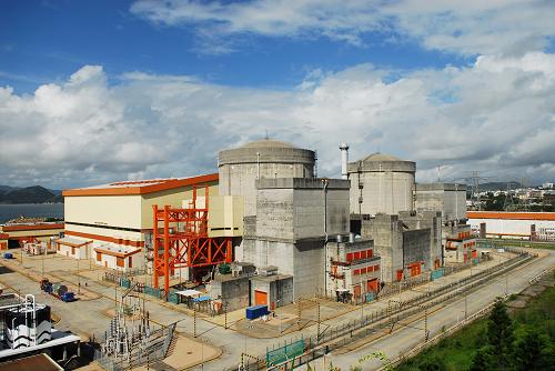 大亞灣核電站(資料照片)。 最近日本福島核電站發(fā)生的核泄漏事故造成了嚴(yán)重后果,作為中國(guó)首座大型商用核電站的大亞灣核電站自然吸引了更多的關(guān)注:它能否抗擊地震海嘯等極端自然災(zāi)害? 對(duì)此,有關(guān)專家指出,大亞灣核電站建有五道屏障,安全水平和嚴(yán)重事故整體應(yīng)對(duì)能力明顯高于福島核電站,在極端事故情況下不會(huì)出現(xiàn)類似福島核電站的后果。 新華社發(fā)