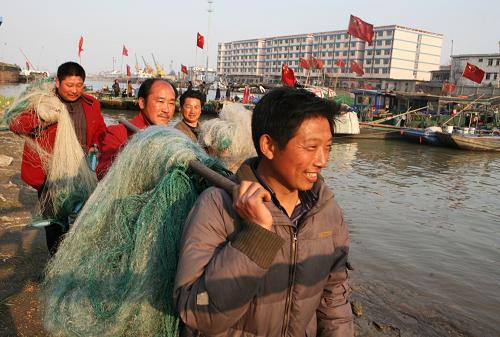 4月1日起長(zhǎng)江全線禁漁 3月31日,在長(zhǎng)江江蘇泰州段永安洲漁港,漁民將漁具抬上岸。 長(zhǎng)江葛洲壩以下至河口水域從4月1日12時(shí)起,進(jìn)入為期3個(gè)月的禁漁期。葛洲壩以上水域,已從2月1日開始禁漁,至4月30日12時(shí)結(jié)束。為了保護(hù)和恢復(fù)長(zhǎng)江漁業(yè)資源,經(jīng)國(guó)務(wù)院批準(zhǔn),長(zhǎng)江禁漁期制度自2002年起實(shí)施。今年是長(zhǎng)江禁漁期制度實(shí)施的第十個(gè)年頭。 新華社發(fā)(顧俊 攝)