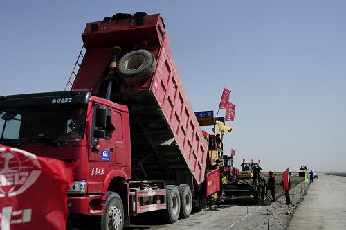 工人在大型機械幫助下做路面鋪油前的準備(4月22日攝)。我國首條高鹽漬地帶的高速公路——察(爾汗)格(爾木)高速公路將于今年10月底全線建成通車,目前該工程已完成建設(shè)計劃的90%。據(jù)了解,位于柴達木盆地內(nèi)的察格高速公路修建在我國最大的鹽湖察爾汗鹽湖上,于2008年12月動工修建,總長80.05公里,是國家7918高速公路網(wǎng)中柳園至格爾木高速公路中的重要路段之一。全線按雙向四車道高速公路標準建設(shè),設(shè)計行車速度每小時100公里。新華社記者 陳國洲攝