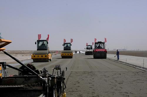 察格高速公路施工已進入到路面鋪油階段(4月22日攝)。新華社記者 陳國洲攝