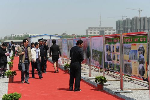 4月26日,在河北省2011年保障性安居工程第二批建設(shè)項(xiàng)目集中開(kāi)工儀式上,人們正在參觀石家莊市保障房項(xiàng)目介紹。 當(dāng)日,河北省在石家莊市舉行2011年保障性安居工程第二批建設(shè)項(xiàng)目集中開(kāi)工儀式,全省11個(gè)設(shè)區(qū)市和81個(gè)縣、市、區(qū)的92個(gè)現(xiàn)場(chǎng),組織147個(gè)建設(shè)項(xiàng)目、64253套保障性安居工程住房開(kāi)工。截至目前,河北省已確定保障房項(xiàng)目952個(gè)、390913套。 新華社記者 王民 攝