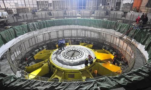 4月26日,工程技術(shù)人員加緊對(duì)三峽地下電站30號(hào)機(jī)組進(jìn)行安裝施工。當(dāng)日,三峽地下電站32號(hào)機(jī)組率先啟動(dòng)了充水實(shí)驗(yàn),進(jìn)入投產(chǎn)發(fā)電前的有水調(diào)試階段。按計(jì)劃,若調(diào)試順利,地下電站首臺(tái)機(jī)組將于5月正式投產(chǎn)。三峽地下電站6臺(tái)機(jī)組中有3臺(tái)機(jī)組計(jì)劃于今年汛前陸續(xù)投產(chǎn),其中擬最先發(fā)電的32號(hào)機(jī)組安裝調(diào)試進(jìn)展順利、進(jìn)度最快,另2臺(tái)發(fā)電機(jī)組目前也正按計(jì)劃組裝并聯(lián)機(jī)調(diào)試。新華社發(fā)(鄭家裕 攝)