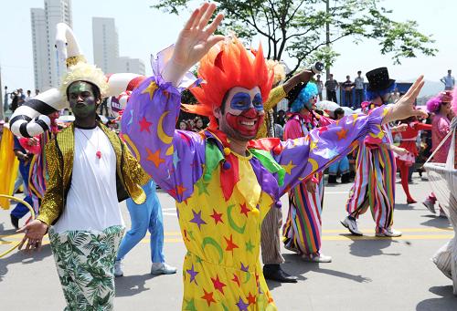 5月19日,來(lái)自加拿大表演隊(duì)的馬戲小丑們?cè)?#8220;中國(guó)旅游日”開(kāi)游大典上表演。新華社記者 徐昱 攝