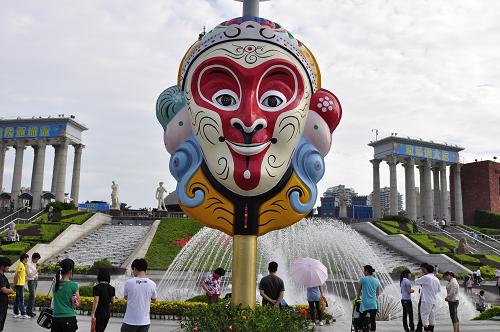 5月18日,游客在深圳世界之窗景區(qū)游玩,該景區(qū)在“中國旅游日”之際推出門票5至8折優(yōu)惠。自今年起每年的5月19日為“中國旅游日”。為迎接首個“中國旅游日”,全國一些省區(qū)市的部分旅游景點(diǎn)紛紛推出旅游日當(dāng)天景區(qū)門票優(yōu)惠活動。新華社發(fā)(賀友保 攝)