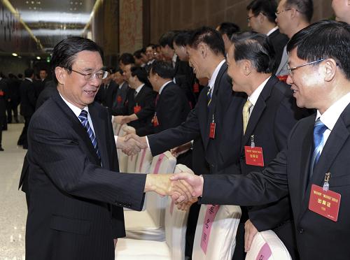 5月25日,中共中央政治局常委、中央紀(jì)委書記賀國強(qiáng)在上海出席廉潔辦世博、廉潔辦亞運(yùn)總結(jié)大會并講話。這是會前,賀國強(qiáng)與與會人員握手。新華社記者 張鐸 攝