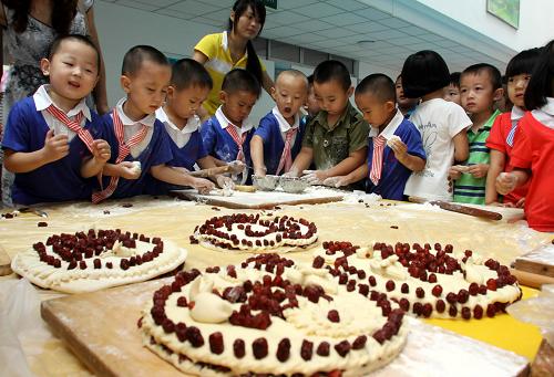 9月7日,濰坊北海幼兒園的孩子們在老師與家長的幫助下做“月”。當(dāng)日,山東濰坊高新區(qū)北海幼兒園的孩子們在家長、老師的幫助下制作了32個“月”,喜迎即將到來的中秋佳節(jié)。據(jù)悉,“月”是指一種由面粉和紅棗制作成的滿月形的面食,做“月”是當(dāng)?shù)剡^中秋節(jié)的傳統(tǒng)民俗活動。新華社發(fā)(孫樹寶 攝)