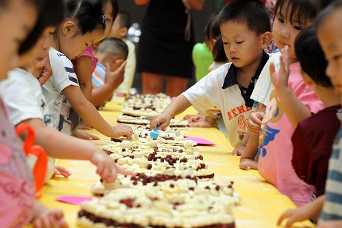 9月7日,濰坊北海幼兒園的小朋友觀看做好的“月”。新華社發(fā)(孫樹寶 攝)