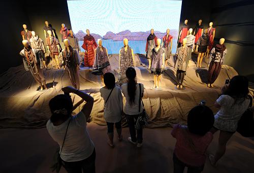 9月7日,觀眾在一企業(yè)展位上參觀時(shí)尚羽絨服產(chǎn)品。當(dāng)日,第13屆江蘇國際服裝節(jié)在南京國際博覽中心開幕。本屆服裝節(jié)以品牌和時(shí)尚為主題,將舉行時(shí)裝展示、流行趨勢(shì)發(fā)布、設(shè)計(jì)大賽、論壇、國際買家訂貨會(huì)、信息交流與經(jīng)貿(mào)合作等活動(dòng)。博覽會(huì)設(shè)展位1200多個(gè),有國內(nèi)外440多家品牌企業(yè)參展。新華社記者 孫參 攝