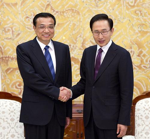 10月26日,正在韓國(guó)進(jìn)行正式訪問(wèn)的中國(guó)國(guó)務(wù)院副總理李克強(qiáng)在首爾韓國(guó)總統(tǒng)府青瓦臺(tái)與韓國(guó)總統(tǒng)李明博舉行會(huì)見。新華社記者黃敬文攝