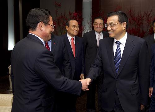 10月27日,國務院副總理李克強在首爾會見韓中友好協(xié)會、韓中親善協(xié)會、21世紀韓中交流協(xié)會、韓中文化協(xié)會、韓中經(jīng)濟協(xié)會、韓中交流協(xié)會、韓中親善友好協(xié)會等韓國友好團體負責人。新華社記者黃敬文攝