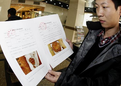 2月28日,中國地質(zhì)博物館工作人員在查對(duì)“恐龍蛋窩”化石資料。新華社記者 汪永基 攝